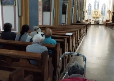 Wnętrze kościoła w mogile. W ławkach siedzą kobiety