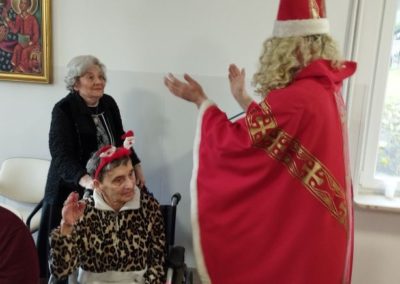 Święty Mikołaj rozmawia z dwiema kobietami