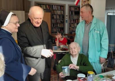 Wizyta Kardynała Nycza- przywitanie z mieszkańcami i rozmowa.